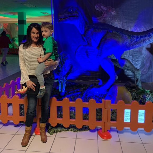 Hi I’m Kathryn! Welcome to my closet. - Picture 6 of 7